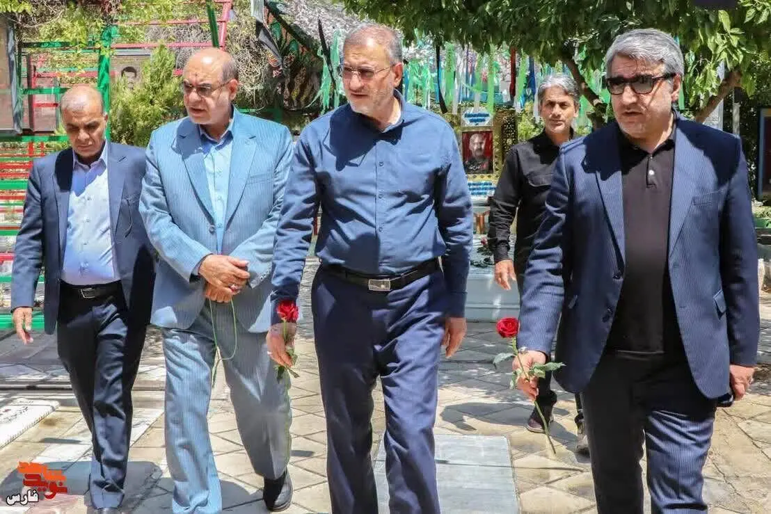 معاون فرهنگی و آموزشی بنیاد شهید پیش از اختتامیه کنگره ملی شعر ایثار، به مزار شهید عباس دوران ادای احترام کر‌د
