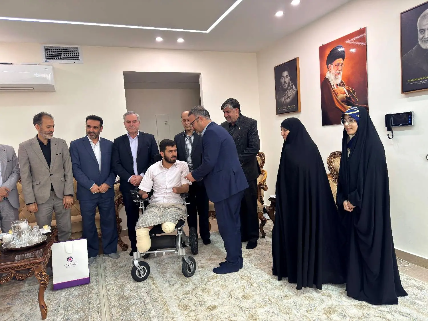  دیدار نماینده مدیرعامل بیمه دی از جانباز حسین محمدی قهرمان وطن در کرمانشاه