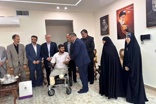 دیدار نماینده مدیرعامل بیمه دی از جانباز حسین محمدی قهرمان وطن در کرمانشاه