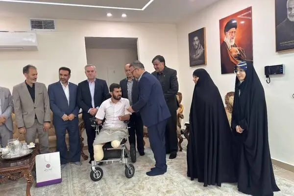  دیدار نماینده مدیرعامل بیمه دی از جانباز حسین محمدی قهرمان وطن در کرمانشاه