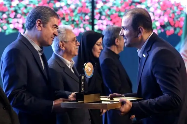 تقدیر از برگزیدگان در سی و یکمین همایش بیمه و توسعه
