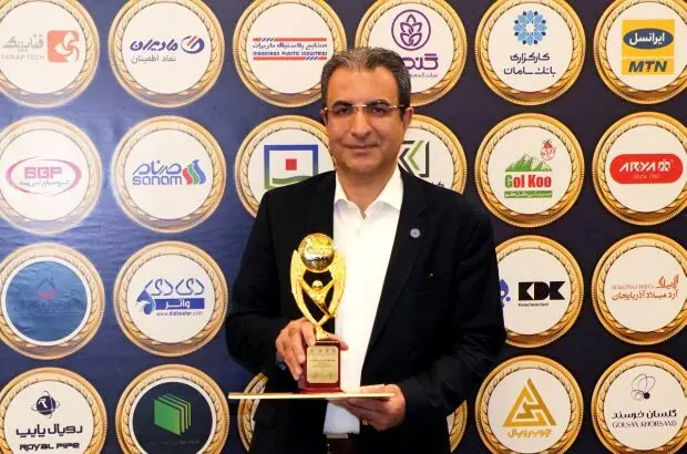 تندیس هشتمین اجلاس رضایتمندی مشتری به کارگزاری بانک سامان رسید
