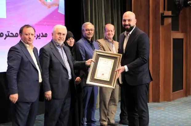 تقدیر‌نامه انجمن جهانی روابط‌عمومی به مدیر روابط عمومی فولاد خوزستان اهدا شد
