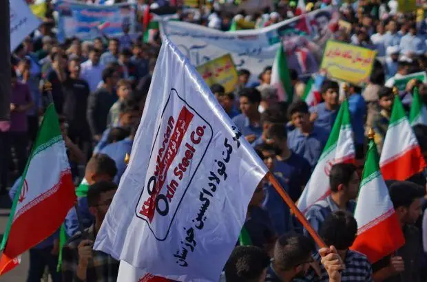 حضور جهادگران فولاد اکسین در راهپیمایی ۱۳ آبان

