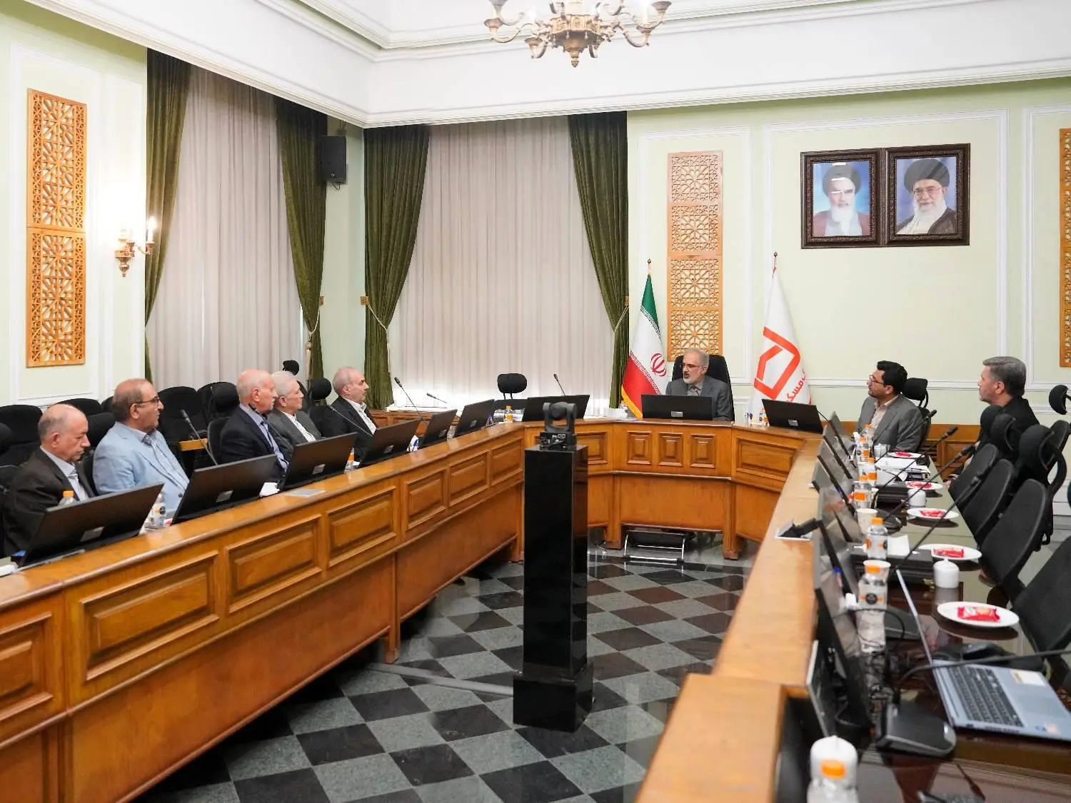 دکتر خورسندیان: تجارب بازنشستگان، چراغ راه پیشرفت بانک است
