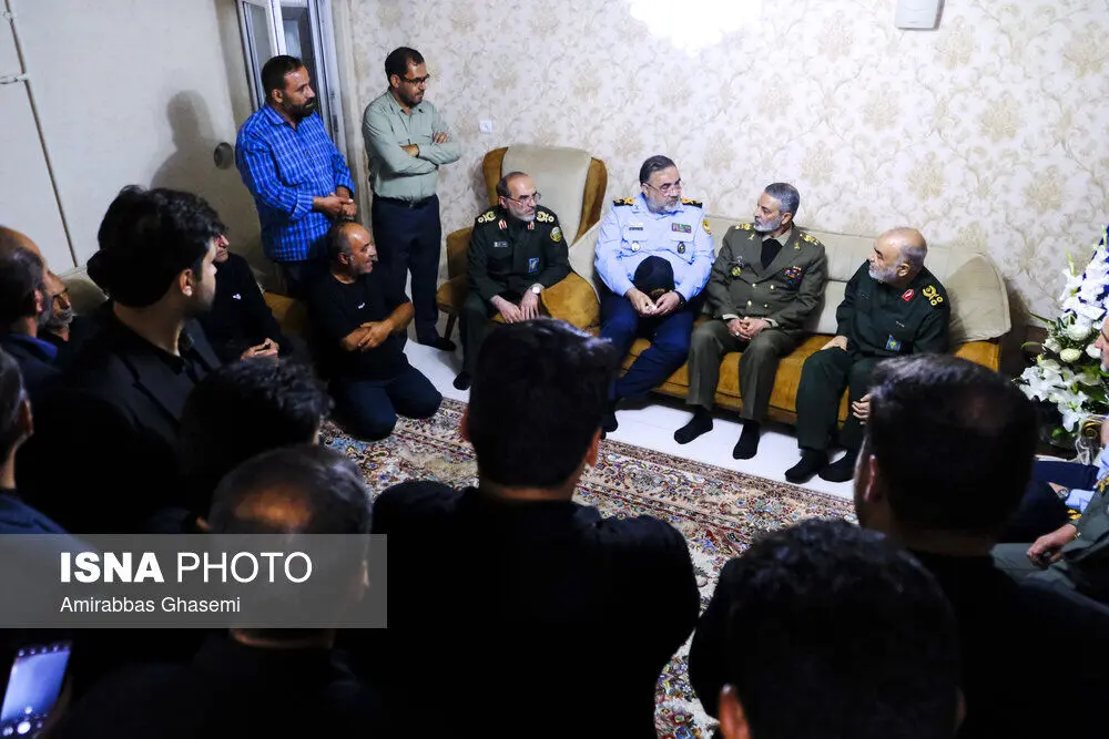 تسلی فرماندهان سپاه و ارتش از خانواده شهدای گروه پروازی آیت الله رییسی 