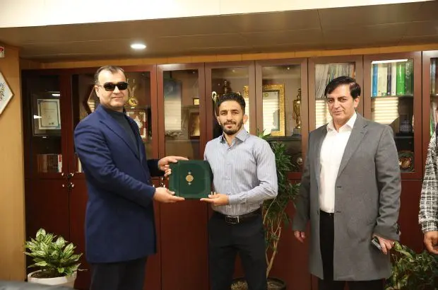 اهداءِ بیمه نامه حوادث انفرادی شلر به نایب قهرمان کشتی جهان
