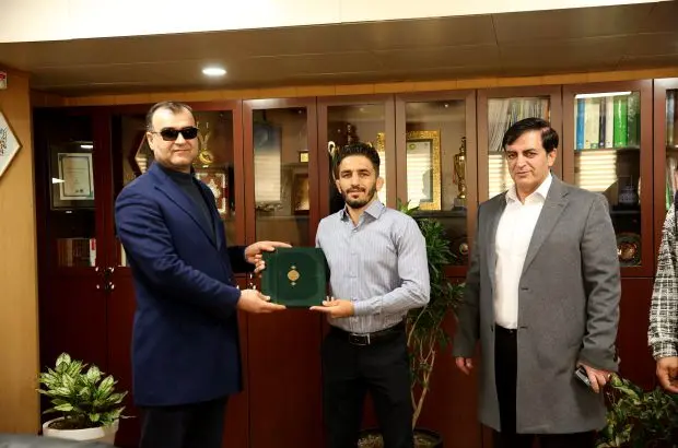 اهداءِ بیمه نامه حوادث انفرادی شلر به نایب قهرمان کشتی جهان
