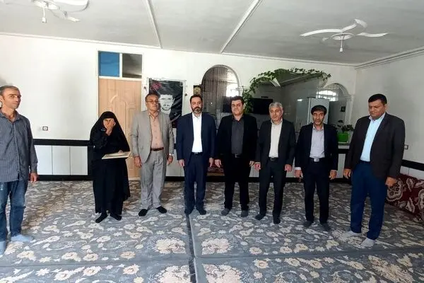 انعقاد قرارداد بیمه دی با شهرداری دوره چگنی لرستان / حضور مدیر بیمه دی استان در منزل شهدا