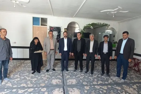انعقاد قرارداد بیمه دی با شهرداری دوره چگنی لرستان / حضور مدیر بیمه دی استان در منزل شهدا