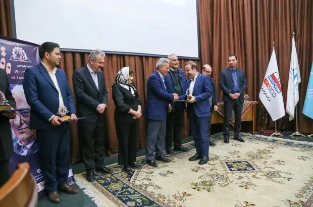 تقدیر از مدیرعامل فولاد هرمزگان در دومین جشنواره ملی جایزه “پروفسور وقار”
