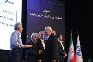 معرفی و تقدیر از پیشکسوتان و نمایندگان برتر بیمه آسیا در رشته‌های بیمه ای
