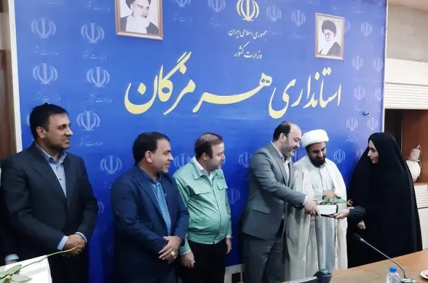 تکریم بانوان برتر در حوزه حجاب و خانواده شهدای فولاد هرمزگان
