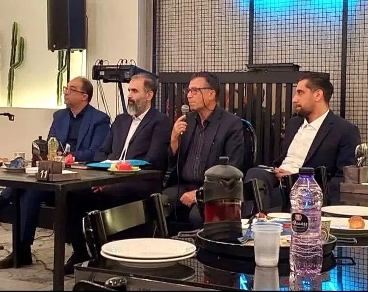 نشست روسای کانون های معلمان بازنشسته و بیمه دی در اصفهان