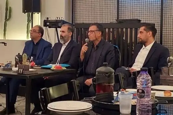 نشست روسای کانون های معلمان بازنشسته و بیمه دی در اصفهان