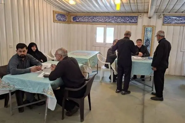 برپایی میز خدمت بیمه ایران در مصلای نماز جمعه تهران
