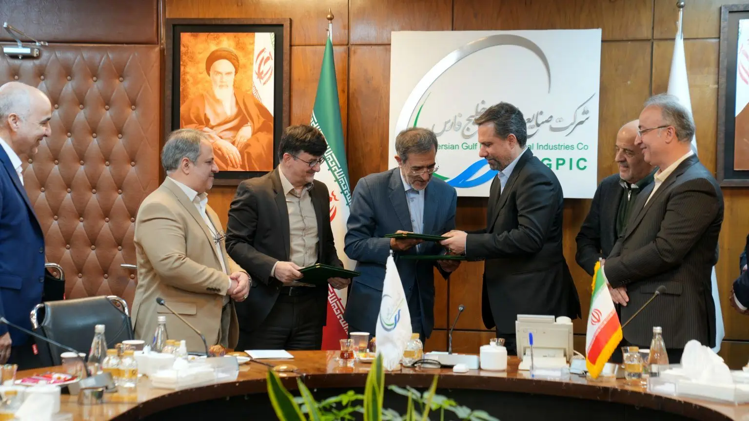 با امضای تفاهم نامه همکاری شرکت های عملیات غیرصنعتی پازارگاد و ماهشهر با جهاد دانشگاهی صورت می گیرد