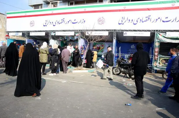 برپایی غرفه بیمه البرز در مسیر راهپیمایی ۲۲ بهمن پایتخت
