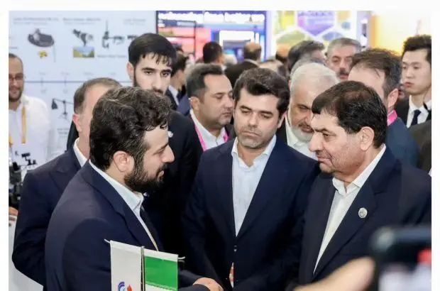 بازدید محمد مخبر معاون اول رئیس‌جمهور از غرفه پتروشیمی زاگرس در چین
