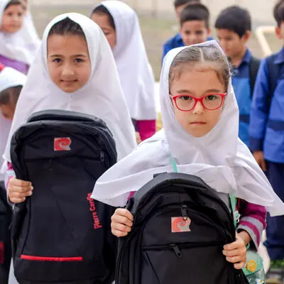 اهدای ۳۶۰۰ بسته لوازم التحریر به دانش آموزان مدارس بانک اقتصادنوین