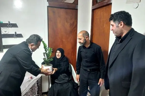 رییس بیمه دی در آمل از برخی  ایثارگران تجلیل کرد