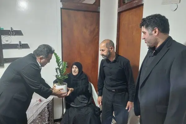 رییس بیمه دی در آمل از برخی  ایثارگران تجلیل کرد