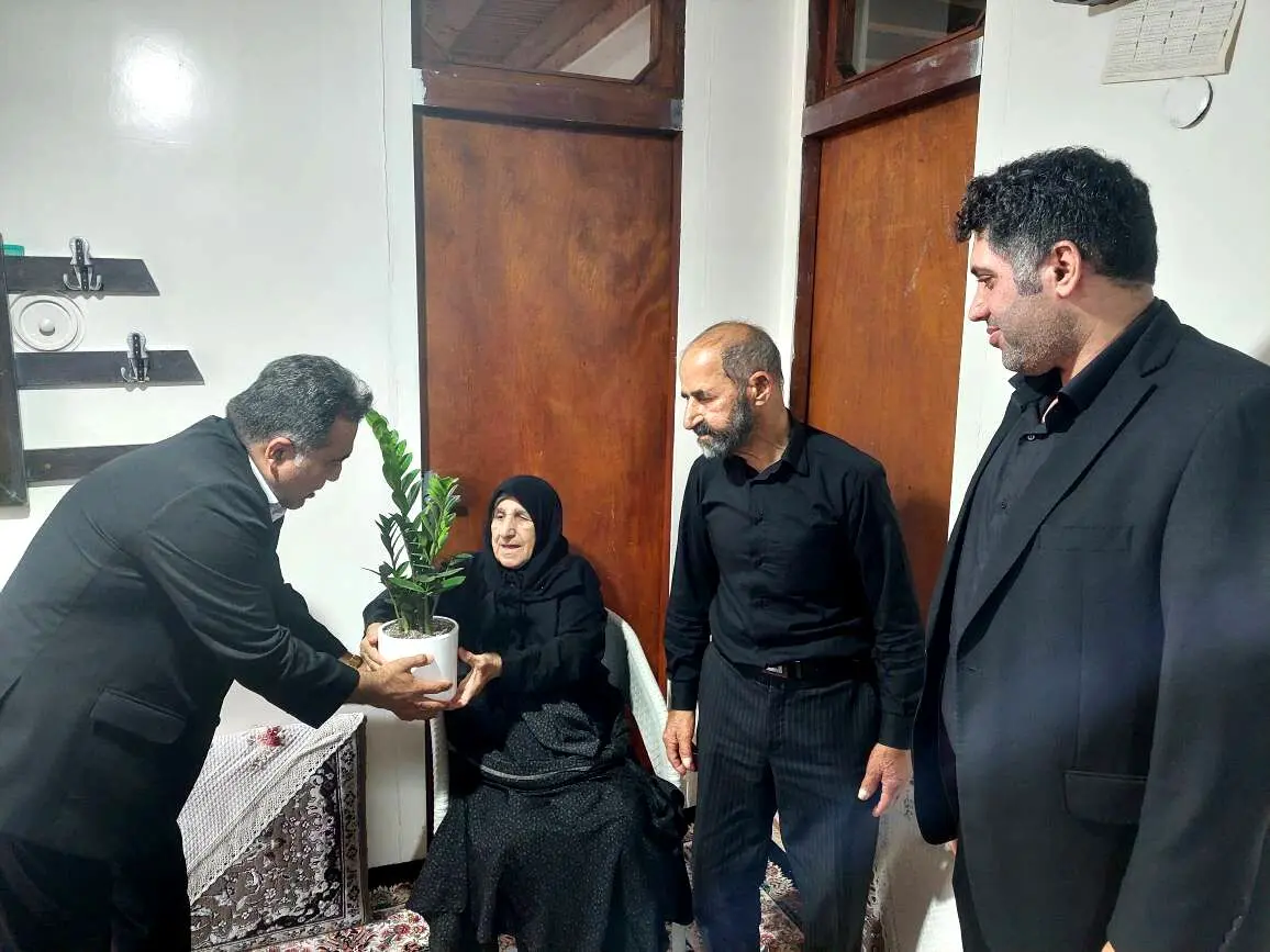 رییس بیمه دی در آمل از برخی  ایثارگران تجلیل کرد