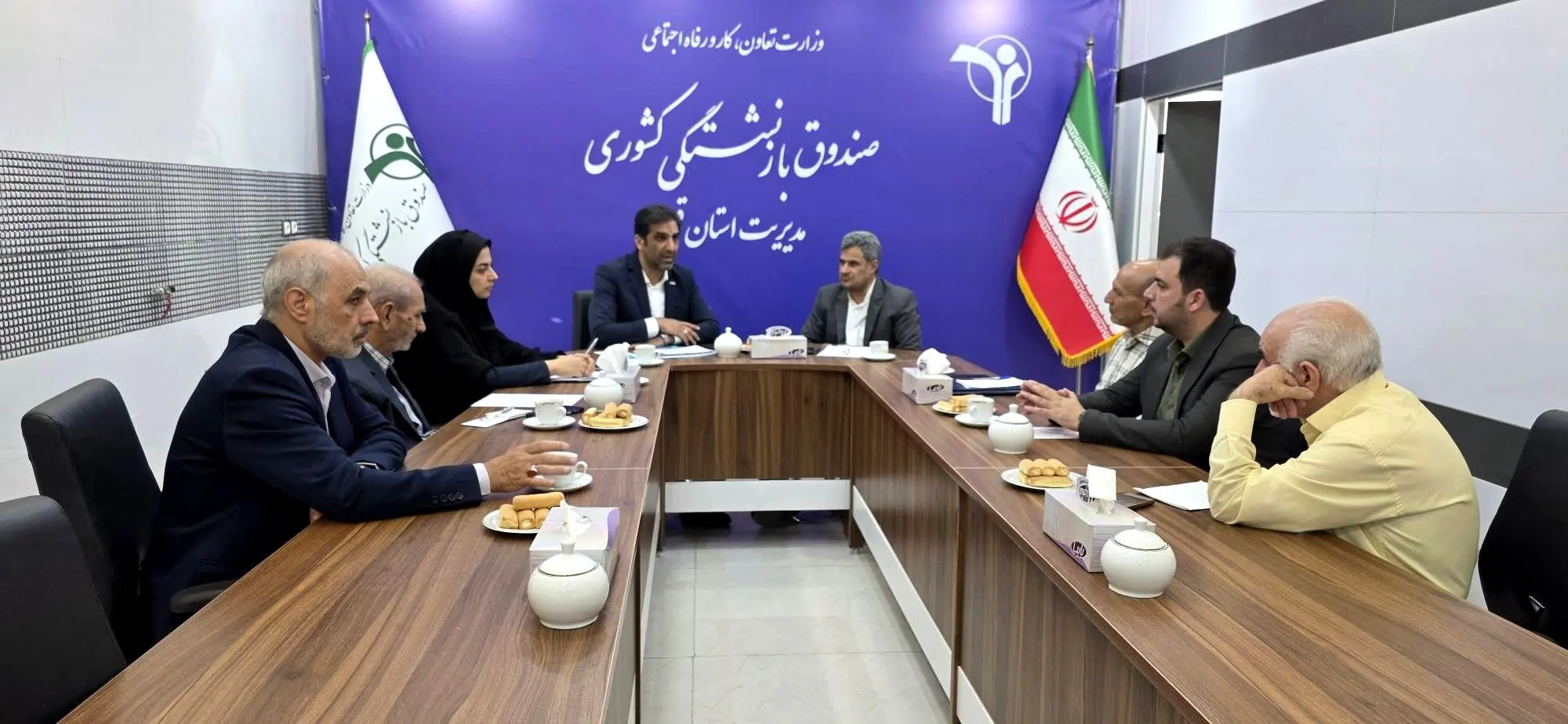 راه اندازی میز خدمت به بازنشستگان  توسط بیمه دی استان قم