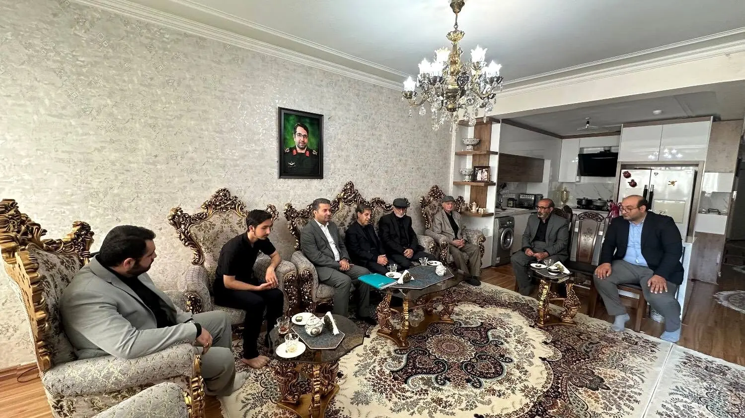 حضور نماینده مردم تبریز و مدیر بیمه دی آذربایجان شرقی  در منزل  شهید جنگ رمضان 