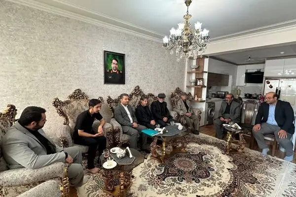 حضور نماینده مردم تبریز و مدیر بیمه دی آذربایجان شرقی  در منزل  شهید جنگ رمضان 