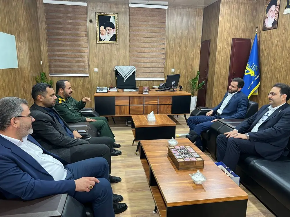 مدیرعامل شرکت پلیمر آریاساسول با مقامات شهرستان عسلویه دیدار کرد
