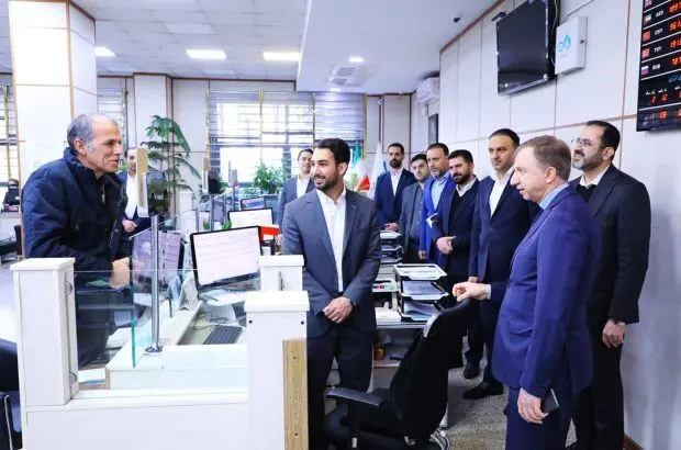بازدید مدیرعامل و اعضای هیأت‌مدیره از شعبه مرکزی بانک دی
