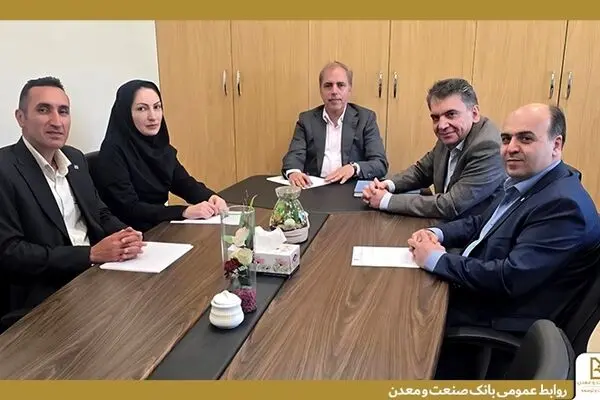 بازدید مدیران ارشد بانک صنعت و معدن از شعبه شهرکرد؛ تأکید بر اهمیت نقش کارکنان در تحقق اهداف بانک
