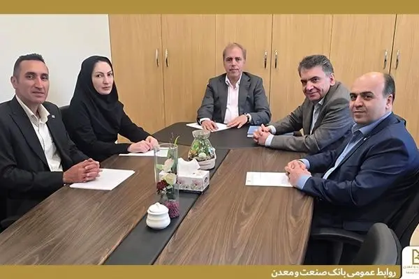 بازدید مدیران ارشد بانک صنعت و معدن از شعبه شهرکرد؛ تأکید بر اهمیت نقش کارکنان در تحقق اهداف بانک
