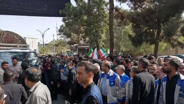 حضور پر شور کارکنان فولاد امیرکبیر کاشان در مراسم تشییع شهدای اقتدار، مبارزه با اسرائیل غاصب در کاشان