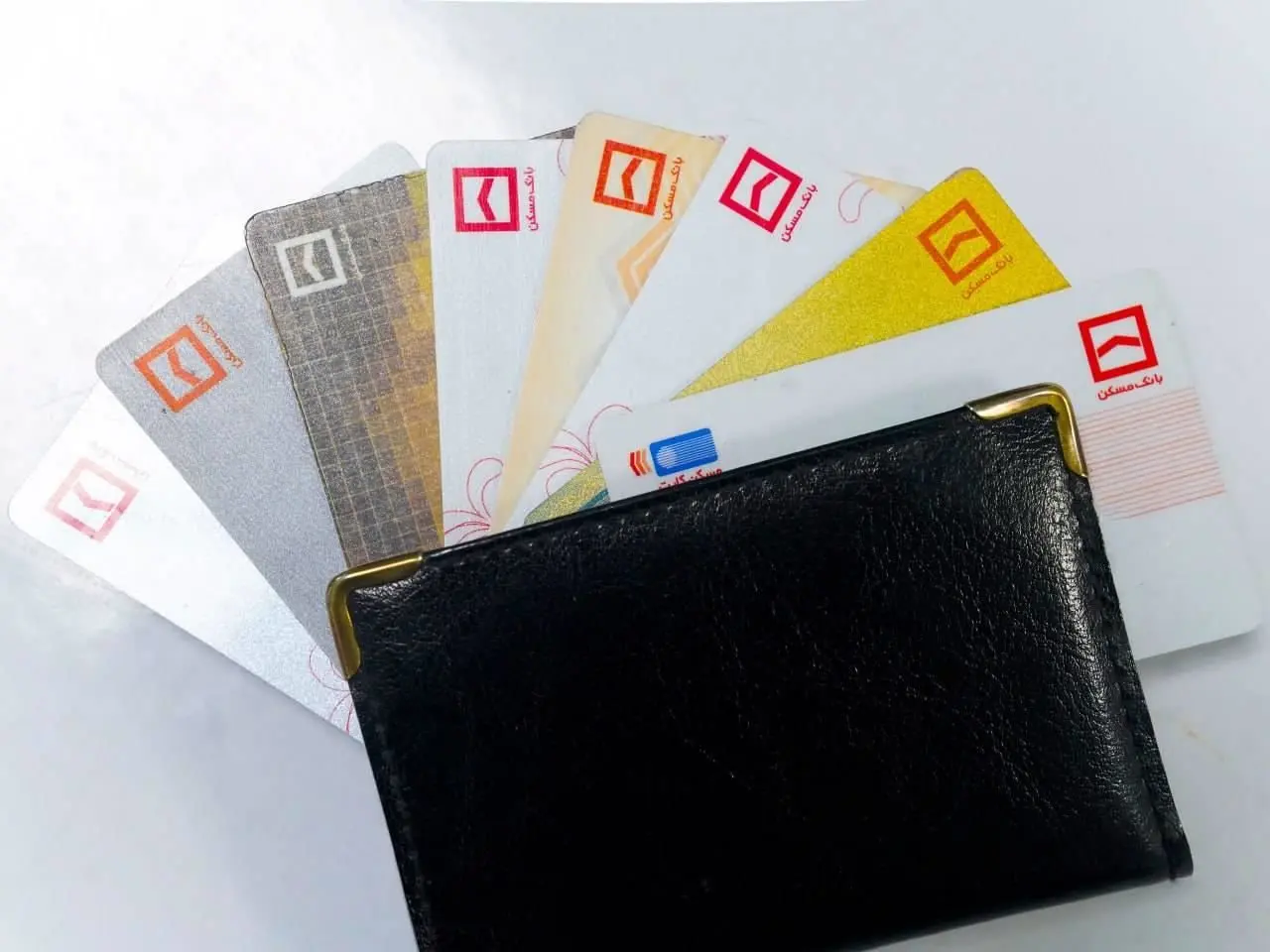 خدمات گسترده بانک مسکن در صدور، تمدید و مدیریت «مسکن کارت» مشتریان
