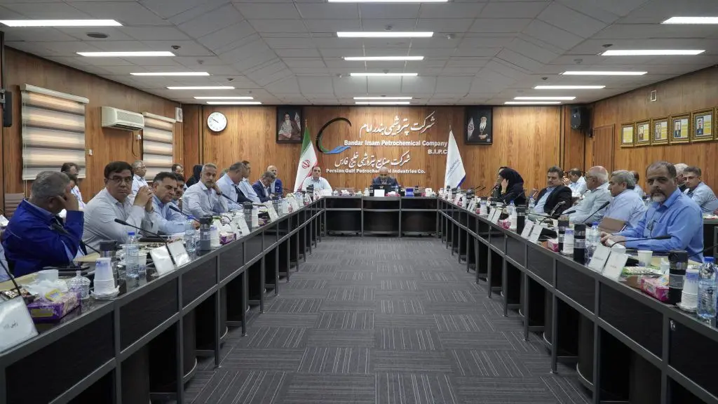 دکتر انصاری نیک در نشست هفتگی با حضور مدیران پتروشیمی بندرامام: نیروی های خط تولید اولویت خدمات پرسنلی هستند
