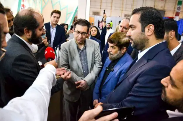 بازدید عضو مجمع تشخیص مصلحت نظام از غرفه گروه صنایع پتروشیمی خلیج‌فارس
