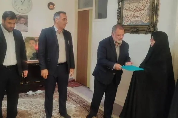دیدار مدیر بیمه  دی البرز از خانواده شهدای پل B1