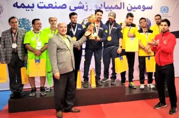 قهرمانی تیم فوتبال روی میز آقایان بیمه دی در المپیاد ورزشی صنعت بیمه

