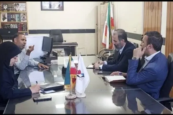 دیدار مدیر بیمه دی در اصفهان از جانباز ۷۰ درصد و خانواده شهدای  تیران و کرون
