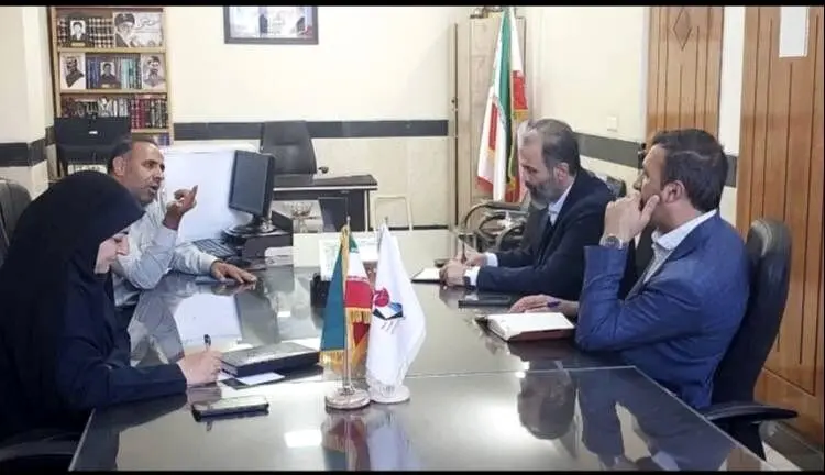 دیدار مدیر بیمه دی در اصفهان از جانباز ۷۰ درصد و خانواده شهدای  تیران و کرون

