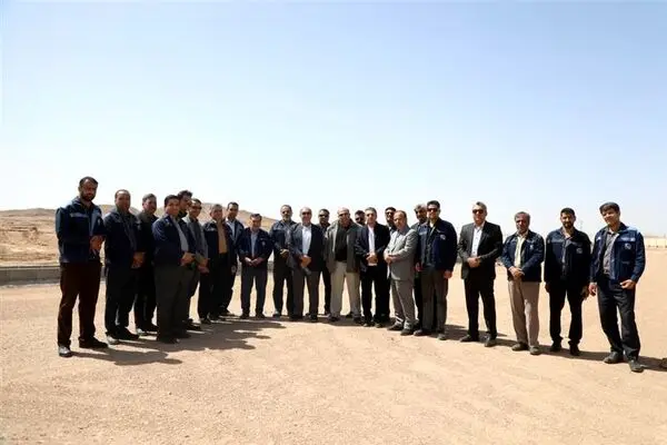 بازدید معاون سرمایه گذاری واقتصادی صندوق بازنشستگی کشور و مشاور صندوق بهمراه مدیرعامل شرکت سنگ آهن مرکزی از فاز یک پروژه صنعت شهر بافق