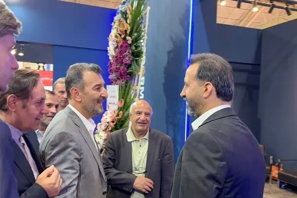 حضور رییس هیات عامل ایمیدرو در غرفه چادرملو
