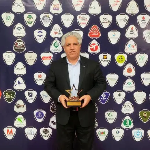 دریافت لوح و تندیس برتر شرکت پتروشیمی شیراز در همایش سراسری رضایتمندی مشتری از چشم‌انداز رهبران موفق و پیشرو
