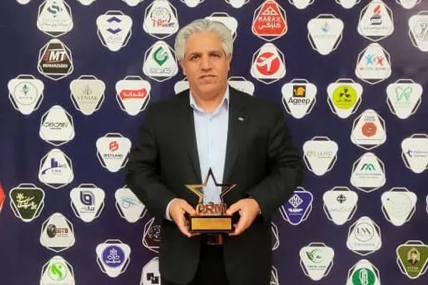 دریافت لوح و تندیس برتر شرکت پتروشیمی شیراز در همایش سراسری رضایتمندی مشتری از چشم‌انداز رهبران موفق و پیشرو
