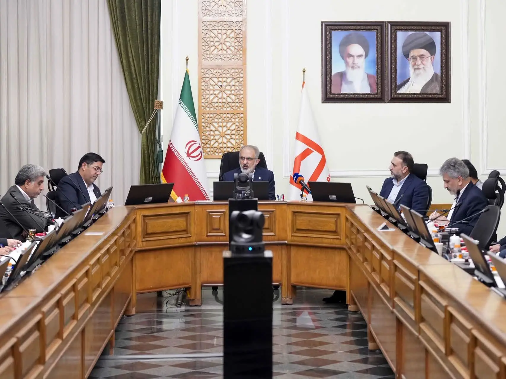 لزوم همگرایی بیشتر بانک و شرکت‌های تابعه برای تقویت بانکداری شرکتی / با تعامل موثر و ظرفیت‌های گروه مالی ارزش‌های پیشنهادی برای مشتریان تعریف کنیم
