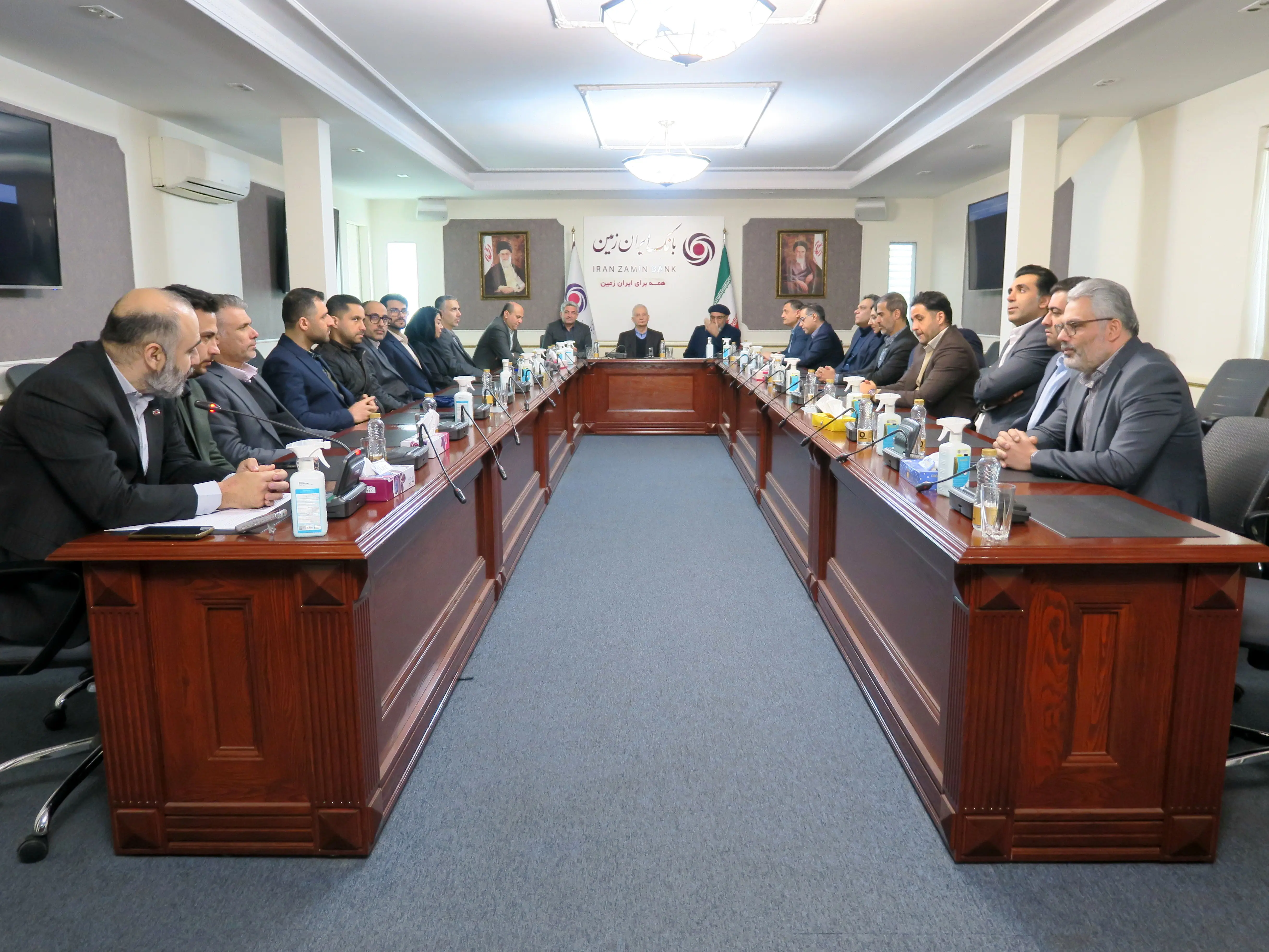 برگزاری نشست های صمیمی هیأت سرپرستی بانک ایران زمین با کارکنان واحدهای ستادی
