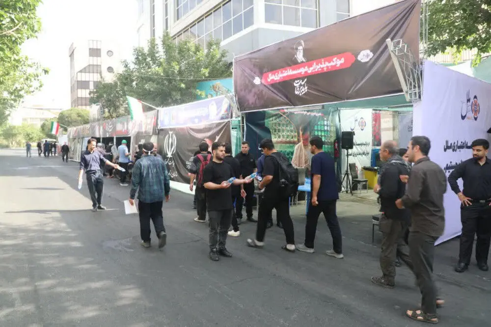 پذیرایی از تشییع‌کنندگان امام شهید

