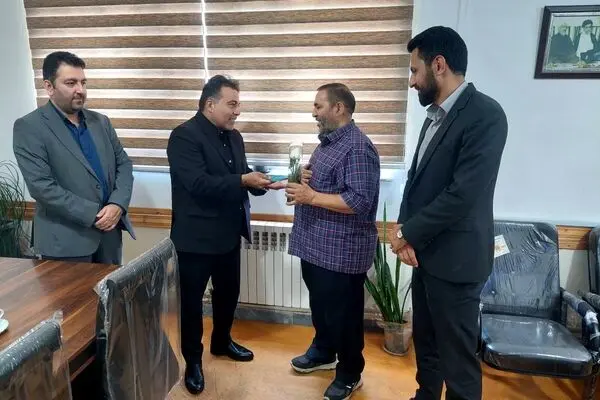تجلیل برخی ایثارگران و خانواده شهدا در آمل از سوی شرکت بیمه دی 
